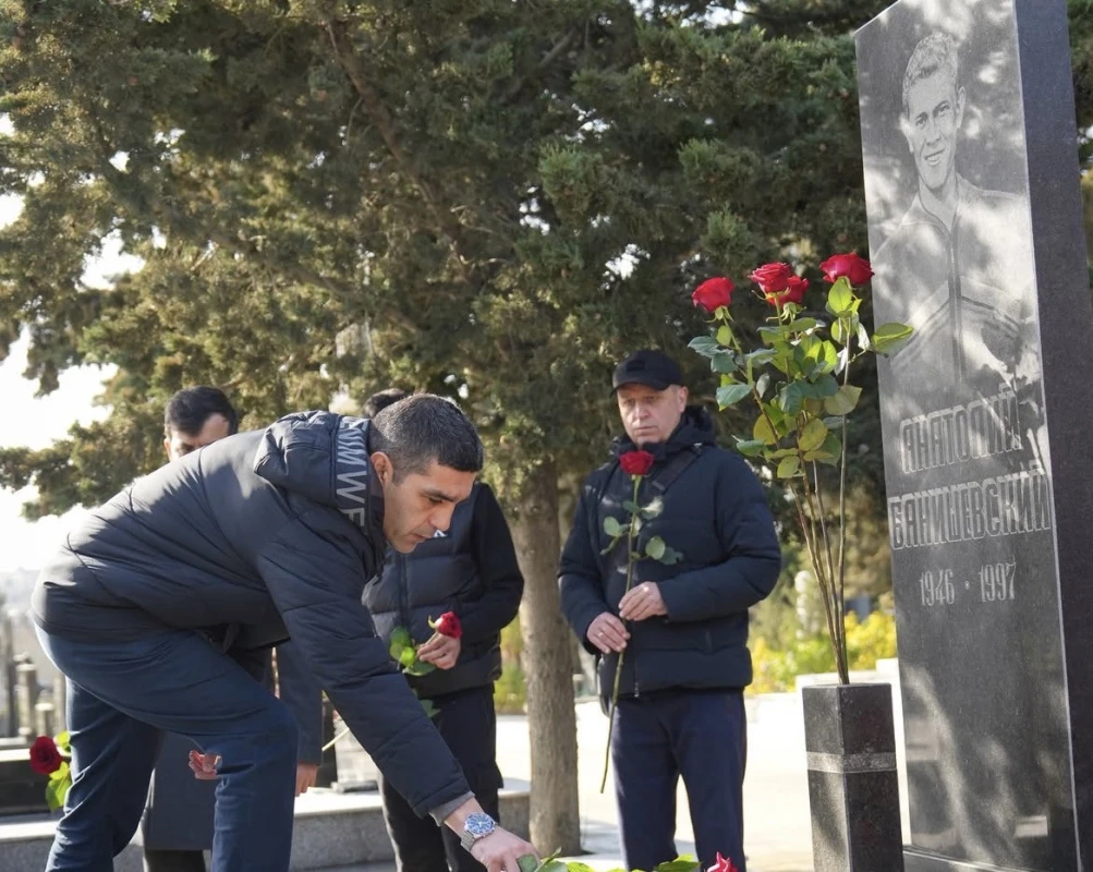 “Neftçi” rəhbərliyi Banişevskinin məzarını ziyarət edib - FOTO 