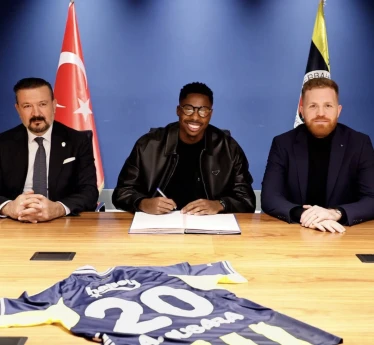 Musaba rəsmən “Fənərbaxça”da