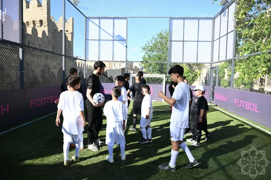 İçərişəhərdə futbol meydançasının açılışı oldu - VİDEO 