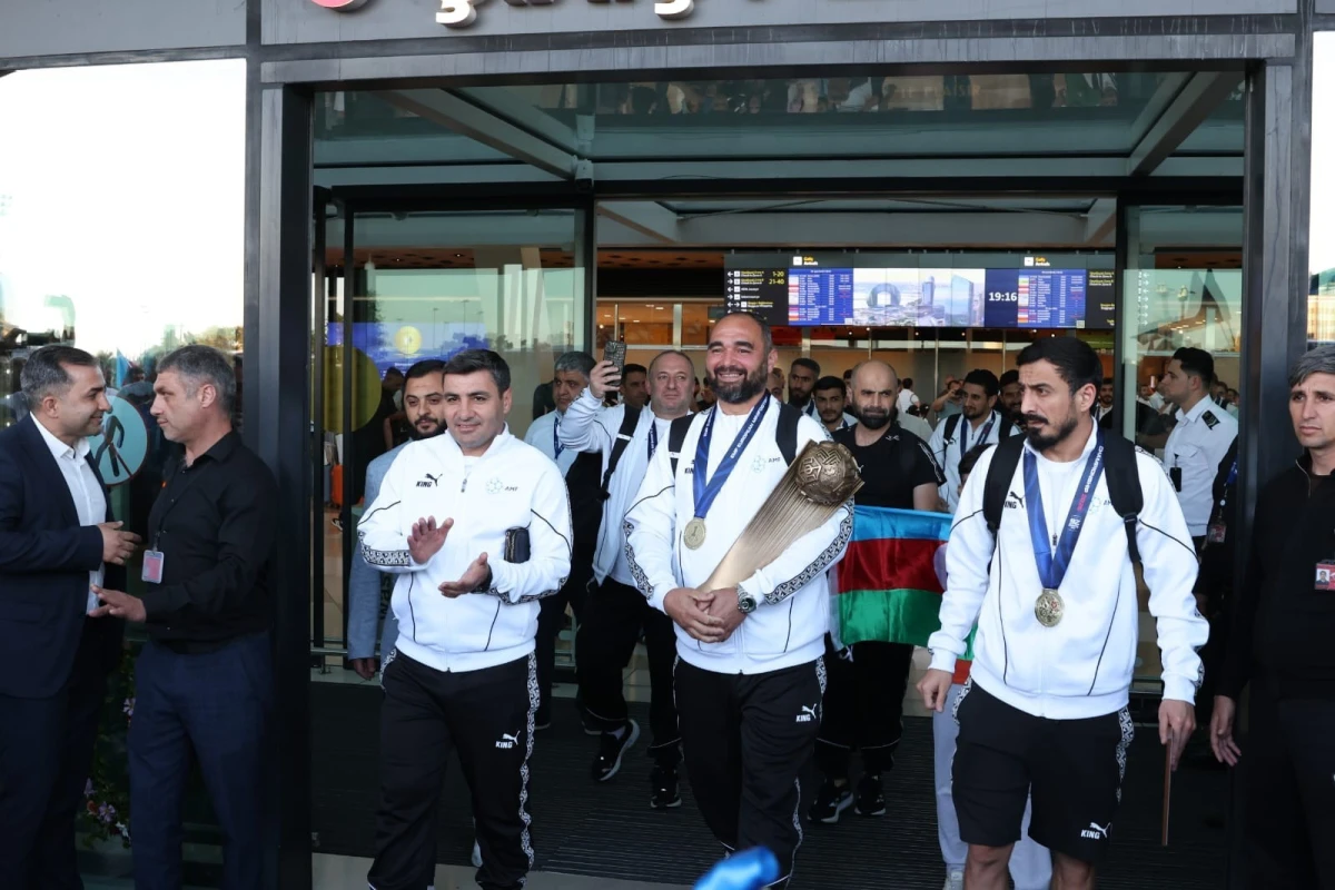 Avropa çempionu olan Azərbaycanın minifutbol yığması Vətənə qayıdıb - FOTOLAR 
