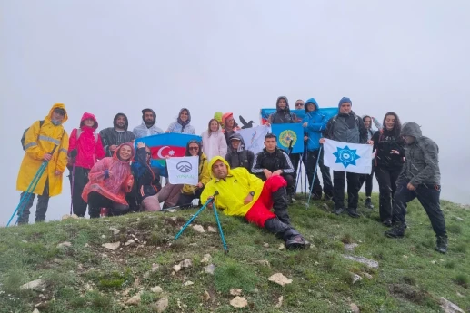 Silahlı Qüvvələr Günü münasibətilə Xarıbülbül zirvəsinə yürüş keçirilib