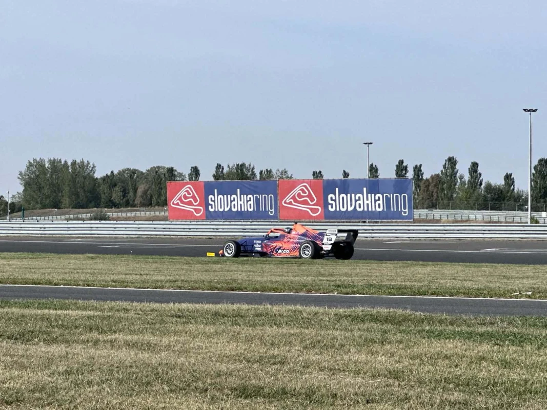 Azərbaycanlı Formula 4 pilotu Davin Cəfərov Slovakiya Ring trasında növbəti testlərini uğurla başa vurub!