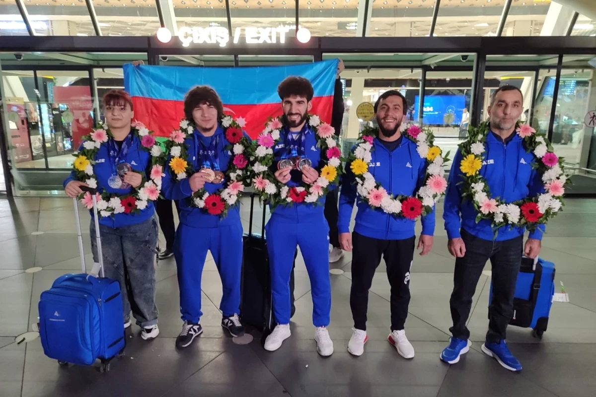 Avropa birinciliyində doqquz medal qazanan Azərbaycan ağırlıqqaldıranları Vətənə qayıdıblar