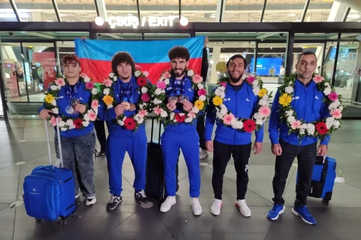 Avropa birinciliyində doqquz medal qazanan Azərbaycan ağırlıqqaldıranları Vətənə qayıdıblar