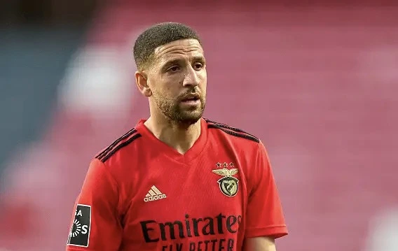 “Milan” və “Benfika”nın sabiq futbolçusu butslarını mismardan asdı