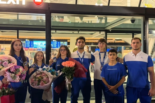 Akrobatika gimnastikası üzrə Dünya çempionatının medalçıları vətənə qayıdıblar