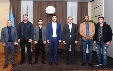 Fərid Qayıbov dünya çempionatında uğur qazanan boksçularla görüşdü